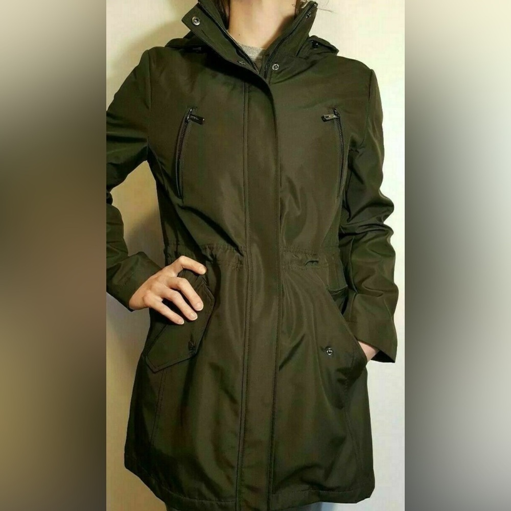 Kenneth Cole Reaction Green Raincoat with High Collar and Durable Fabric